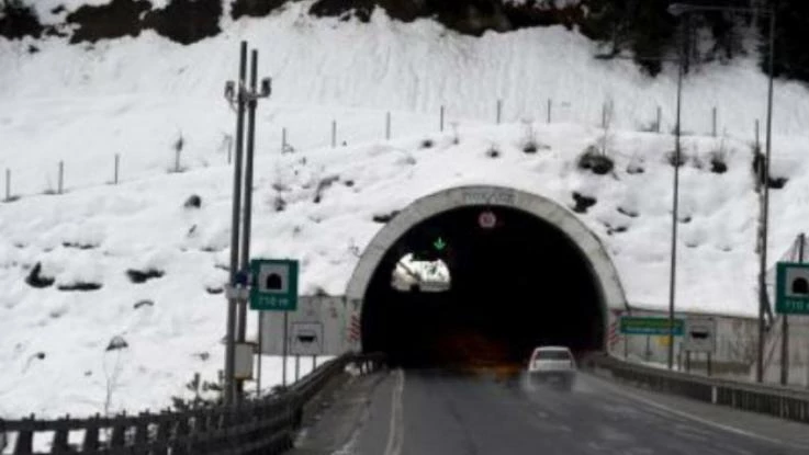 Ουρές χιλιομέτρων στον χιονιά στην Εγνατία Οδό (βίντεο)